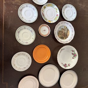 Lote de 12 Platos Surtidos de Porcelana con Diseños Florales y Paisajes - imagen 21
