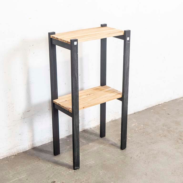 Lote siguiente: Estante de madera con estructura pintada de negro y estantes de tablillas