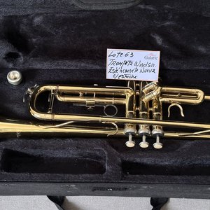 Lote siguiente: Trompeta Windsor Dorada con Estuche