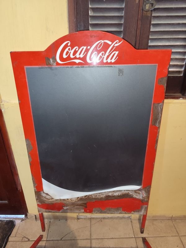 Pizarrón de Coca-Cola en buen estado