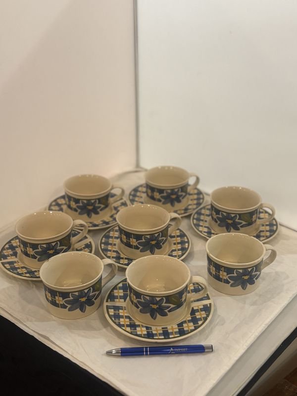 Lote siguiente: Juego de loza China con diseños coloridos