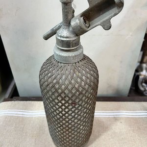 Sifón Antiguo de Vidrio con Malla Metálica y Cabezal Original - imagen 3