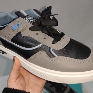 Zapatillas Deportivas de Eco Cuero Gris y Negro Talle 41 (40 UY) - imagen 4
