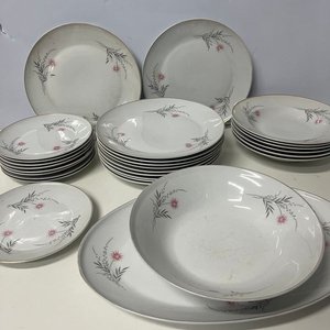 Lote anterior: Juego de Loza Brasileña Sellada: Platos Hondos, Llanos y Fuente Ovalada