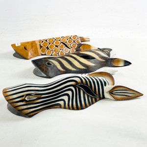 Tres máscaras en madera 31 cm - imagen 3