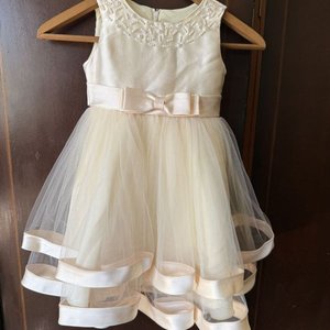 Lote siguiente: Vestido Infantil de Fiesta Color Crema con Pedrería y Tul