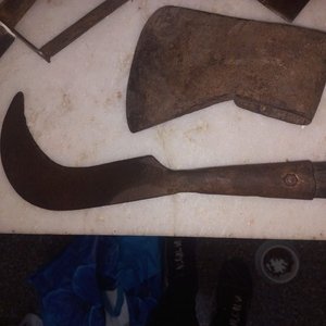 Lote de Herramientas Antiguas de Campo: Hacha, Cuchillo y Hoces - imagen 6