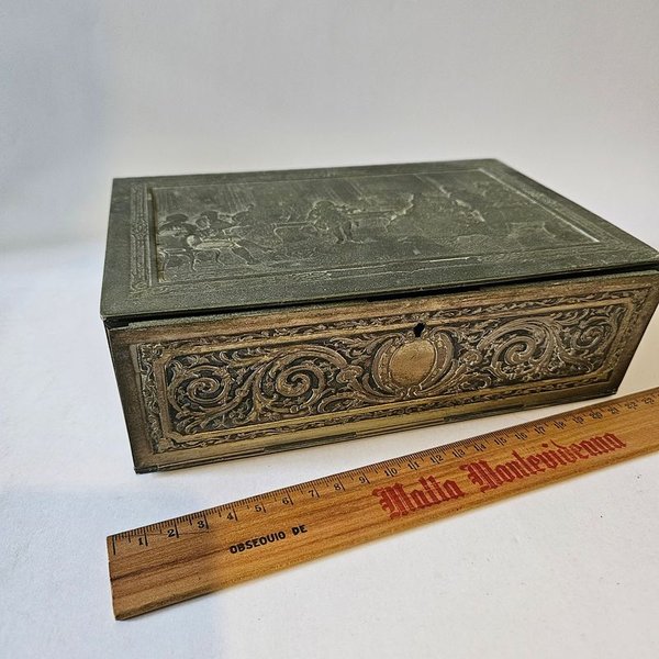 Antigua caja de metal con escena en relieve - imagen 2