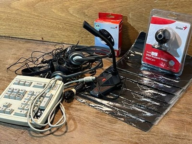 Lote de auriculares, mousse y cámara - Nuevos y usados - imagen 2
