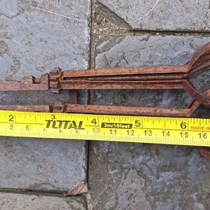 Antiguo Aplique de Pared de Hierro Forjado con Dos Velas y Batidor Manual - imagen 10