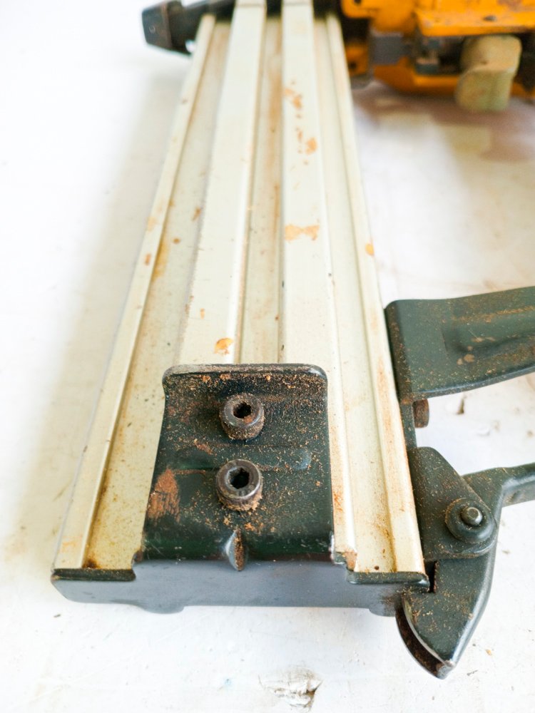 Afilador de cadena de motosierra y discos de madera y clavadora Bostitch - imagen 4