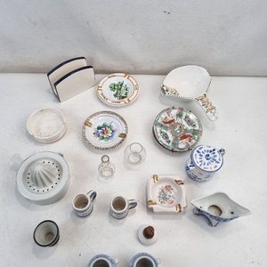 Lote de Adornos y Vajilla: Servilletero, Pocillos, Ceniceros, Platos y Recipientes - imagen 3