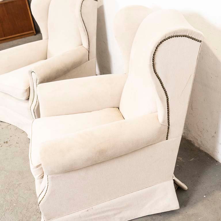 Sillas de tapicería en tela con tachas y almohadones - imagen 3