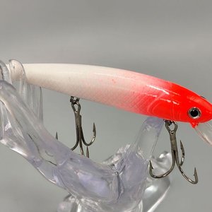 Señuelo de Pesca Artificial Tipo Minnow Rojo y Blanco con Babero y 3 Anzuelos - imagen 4