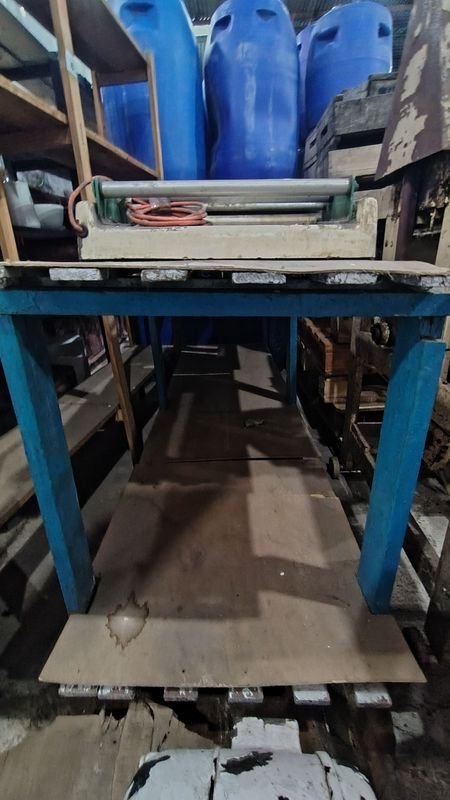 Estantería en madera baja para almacenamiento y exhibición - imagen 1