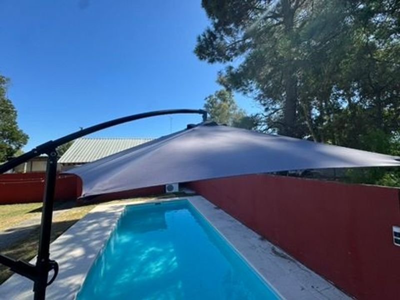 Gran sombrilla solar moderna para piscina - imagen 2