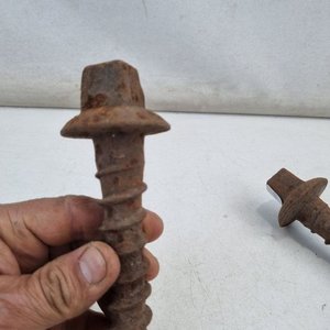 L 363 - 6 Piezas - Lote de seis piezas de hierro, incluyendo cuatro clavos de via o “dog spikes” y dos tirafondos de via o “lag screws” (Con - imagen 3