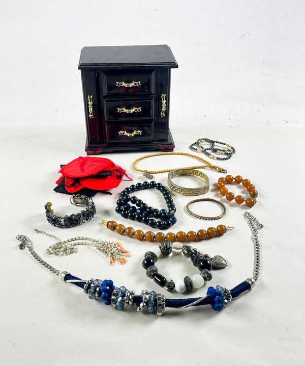 Lote de Joyas: Porta Alhajas, Pulseras y Collares - imagen 1