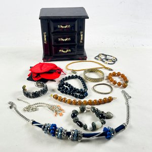 Lote anterior: Lote de Joyas: Porta Alhajas, Pulseras y Collares
