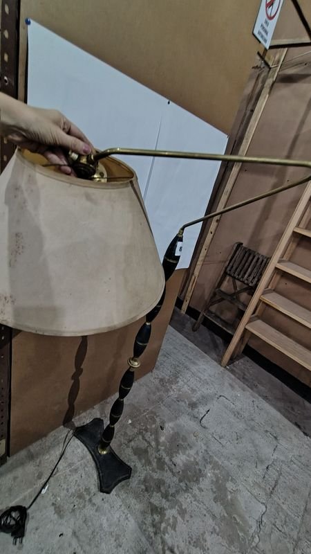 Lámpara de pie en madera y bronce con detalles en el brazo - imagen 3