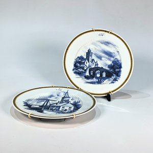 Lote anterior: Dos Platos Llanos de Porcelana Blanca con Decoración de Caseríos y Barcas en Azul y Guarda Dorada Griega