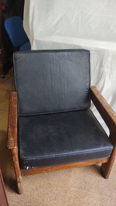 Sillón en madera con almohadones de cuero