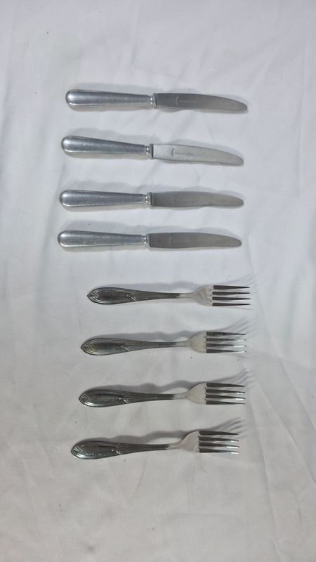 Juego de 4 Cuchillos y 4 Tenedores de Postre Acero Inoxidable