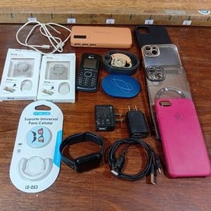 Lote de Accesorios para Celulares: Audífonos, Fundas, Soportes y Cargadores - imagen 6