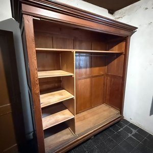 Ropero Antiguo de Pinotea con Estantes y Puertas Corredizas - imagen 4