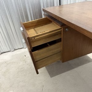 Escritorio de Madera Oscura con Cajonera Metálica y Tiradores - imagen 6