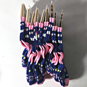 Lote de 35 Piezas: Gorros Infantiles y Pares de Medias - imagen 3