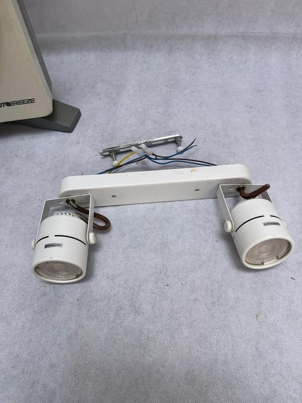 Ventilador autobreeze + Spot con 2 lamparas Dicroicas - Equipamiento de oficina - imagen 3