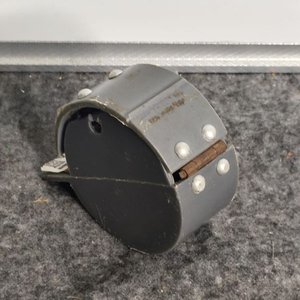 Boletera Antigua de Plástico Gris con Detalles Metálicos - imagen 1