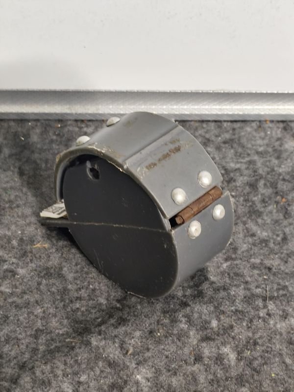 Boletera Antigua de Plástico Gris con Detalles Metálicos