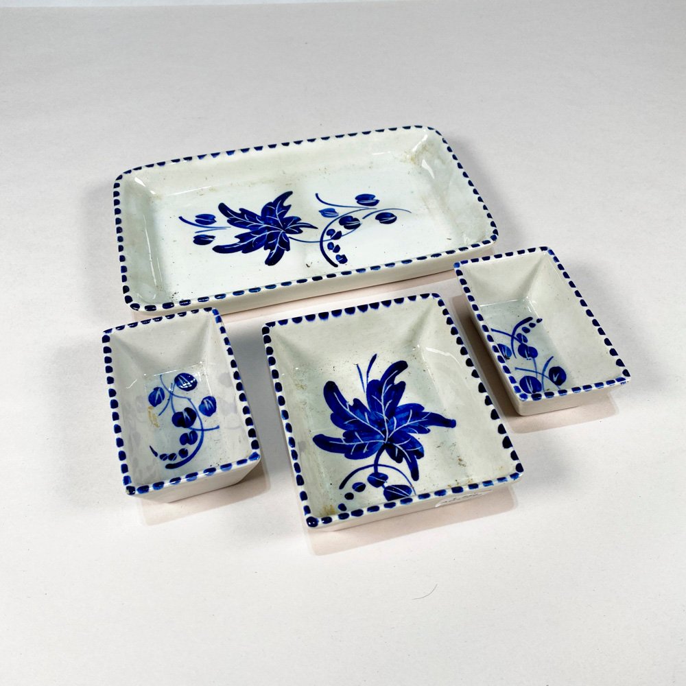 Lote siguiente: Cuatro platos cuadrados en cerámica con decoraciones azules