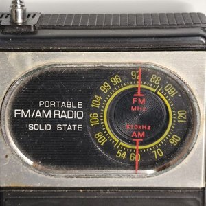 Radio Portátil International FM/AM Solid State Vintage - imagen 3