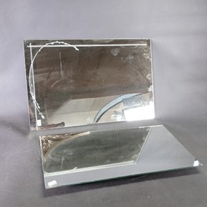 Lote siguiente: Dos Espejos Rectangulares Decorados con Grabados