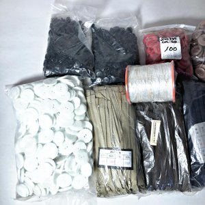 Lote de Mil Botones, Cierres y Rollo Elástico para Manualidades y Costura - imagen 2