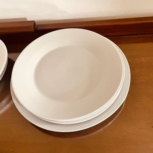 Set de 7 Platos Blancos de Cerámica con Variedad de Tamaños - imagen 5