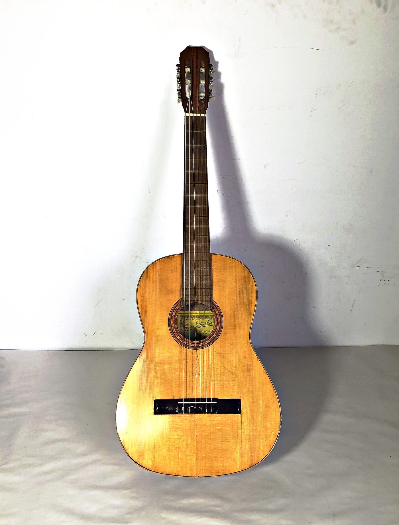 Guitarra Criolla "Jaime Cortés y Compañía" con Funda
