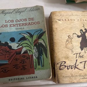 Lote siguiente: Libros: Los Ojos de los Enterrados (Asturias) y The Book Thief (Zusak)