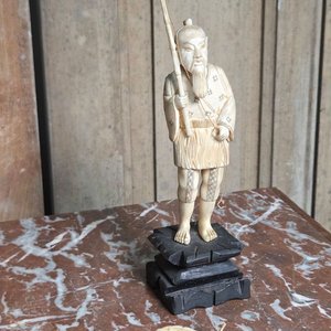 Figura de Marfil: Anciano Pescador con Caña y Pez - imagen 1