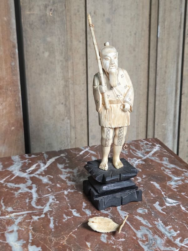 Figura de Marfil: Anciano Pescador con Caña y Pez
