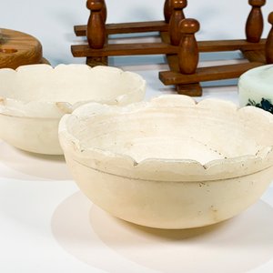 Lote de 5 Piezas: Perchero Plegable, Depósito Opalina Floral, Pantallas Alabastro y Soporte Madera - imagen 2