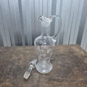 Decantador de Vidrio Transparente con Asa y Tapón Decorado - imagen 2