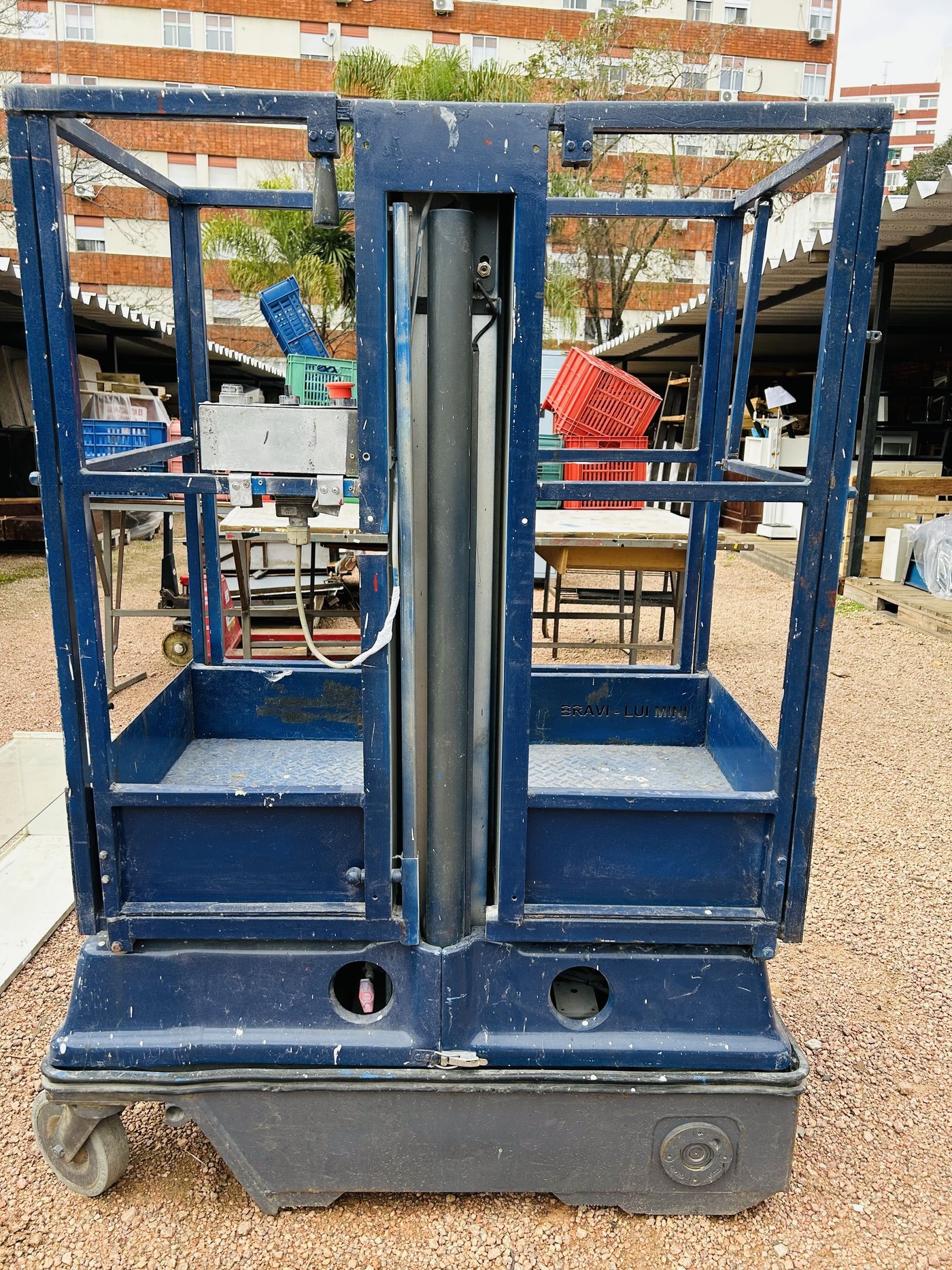 Lote #090R – Elevador o plataforma vertical Bravi Lui-Mini – se subasta a la vista, se desconoce si funciona correctamente