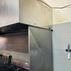 Lote #038 – Campana en Ac/Inox de alto calibre con sistema de extracción y sistema de inyección de aire, tiene filtros, ductos y separación lateral de Ac/Inox - imagen 4
