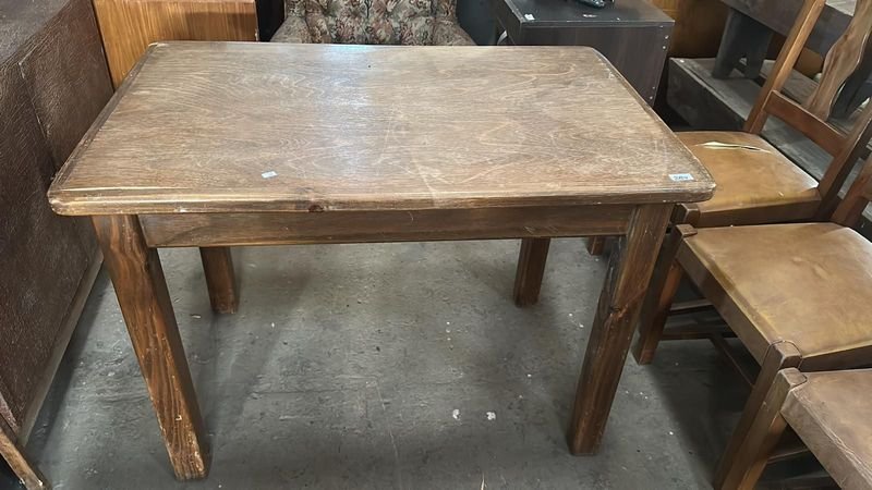 Lote siguiente: Mesa de madera rectangular en buen estado