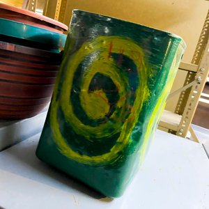 Siete piezas: seis macetas de pvc diferentes colores y maceta de metal color verde - imagen 4