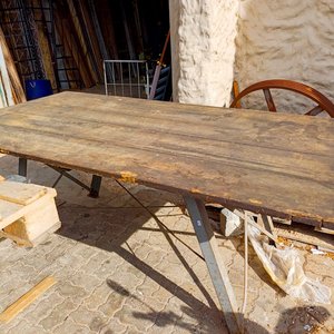 Mesa de Trabajo Robusta con Base de Hierro y Tapa de Madera - imagen 2